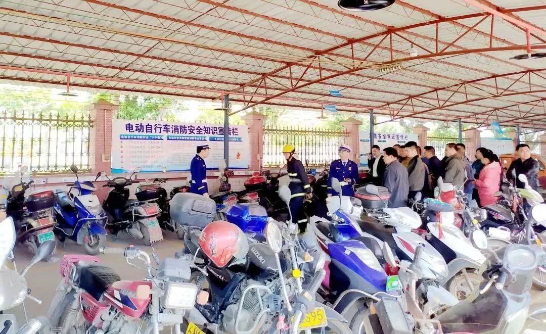 图片消防员为群众讲解户外电动自行车充电场所的注意事项（资料图）
